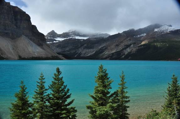 Um dos muitos belos lagos na estrada entre Lake Louise e Jasper, em Alberta, no Canadá
